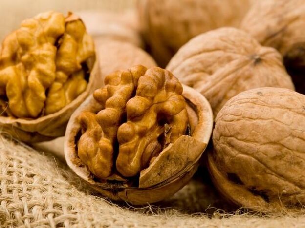 For the purpose of treating helminthiasis at home, people use walnuts. 